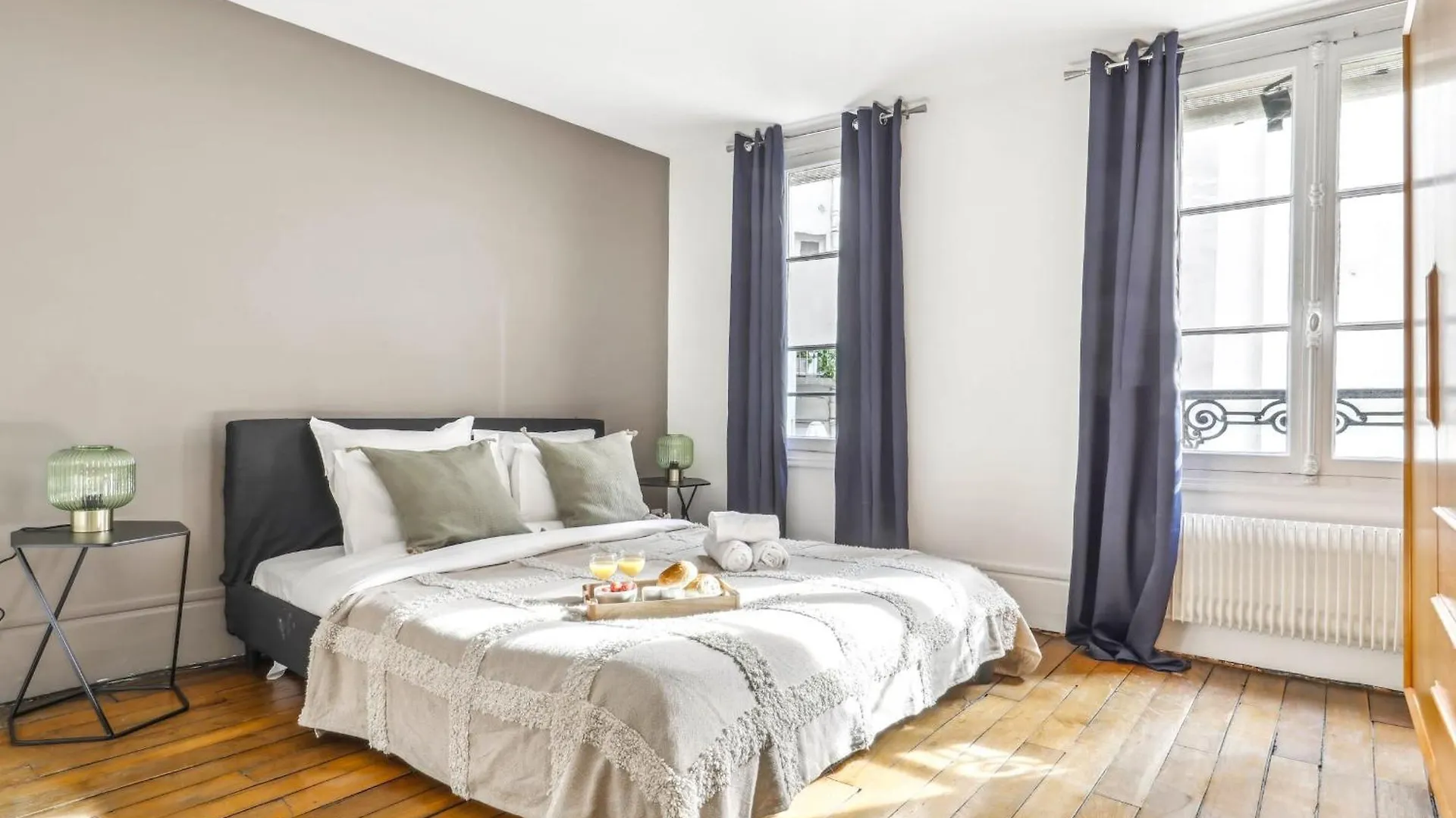 Apartment Le Marais 1br Place Saint Paris