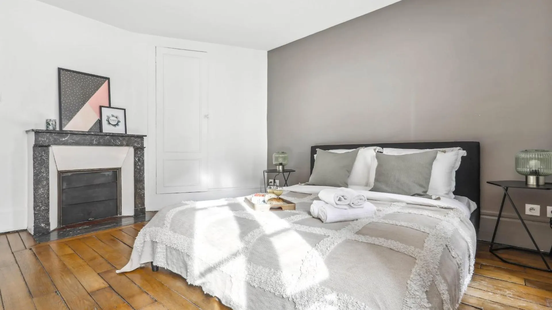 Le Marais 1br Place Saint Apartment